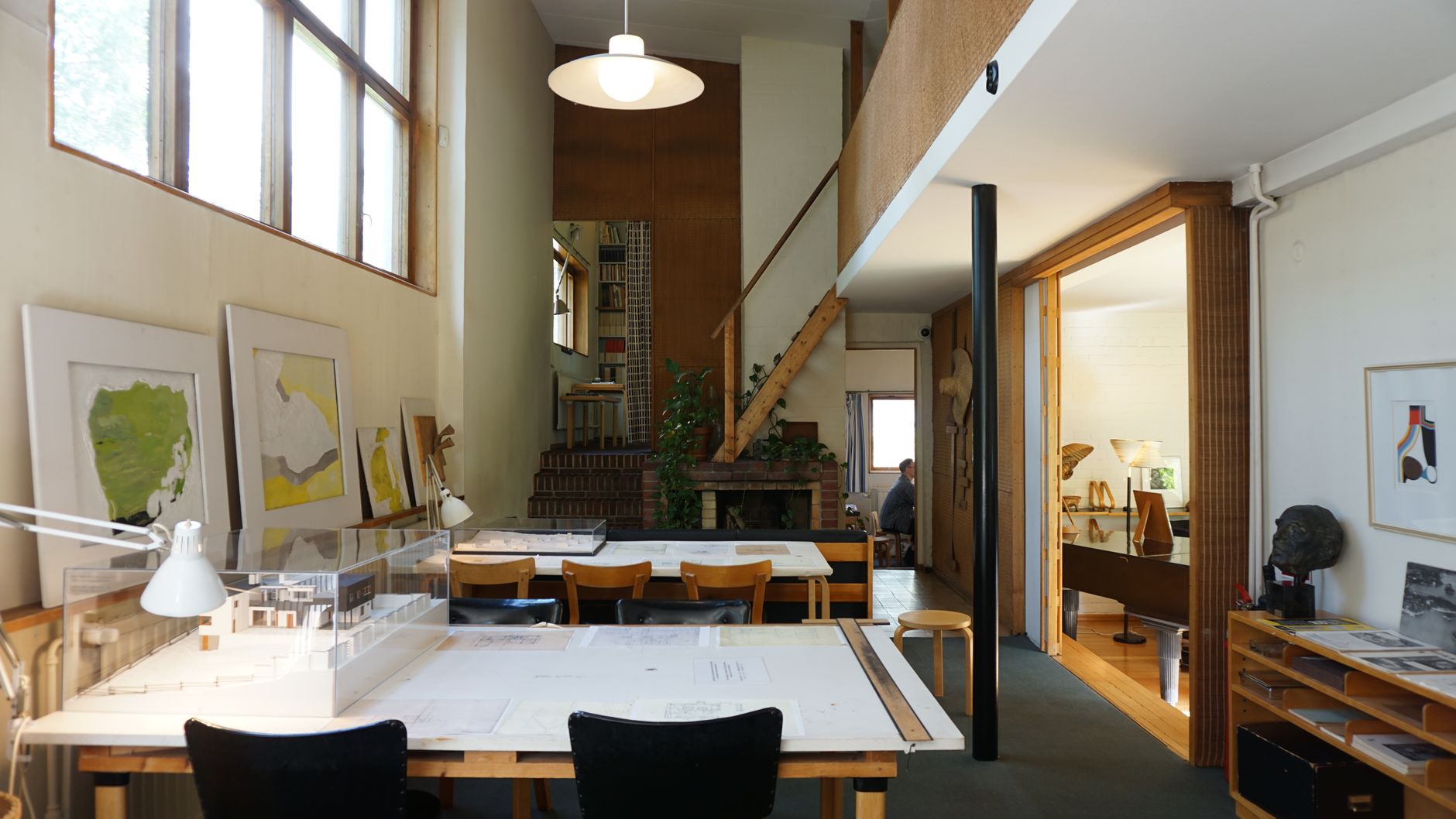 Atelierhaus Ammersee — heller Atelierraum mit natürlichem Nordlicht