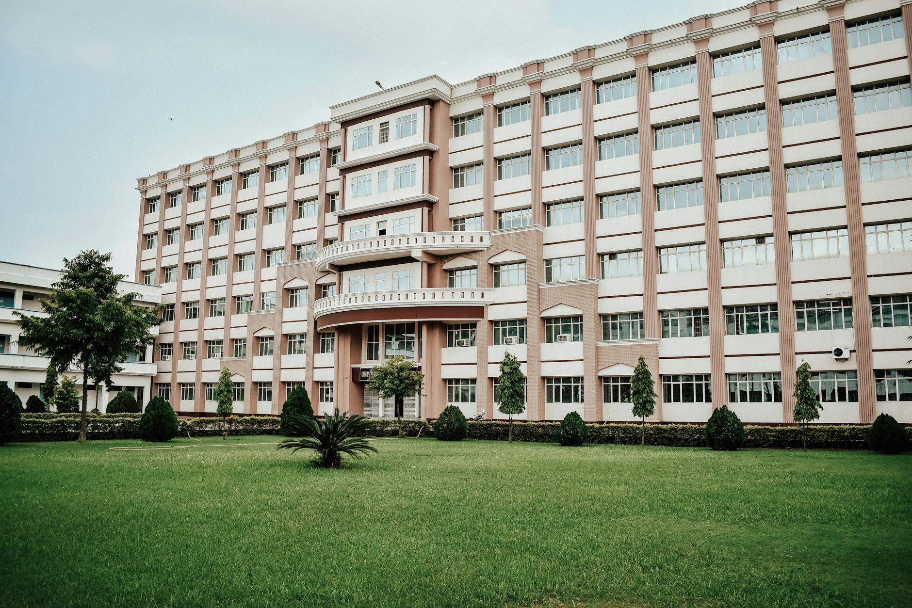Grundschule am Park — mehrgeschossiger Baukörper mit Fassadengliederung