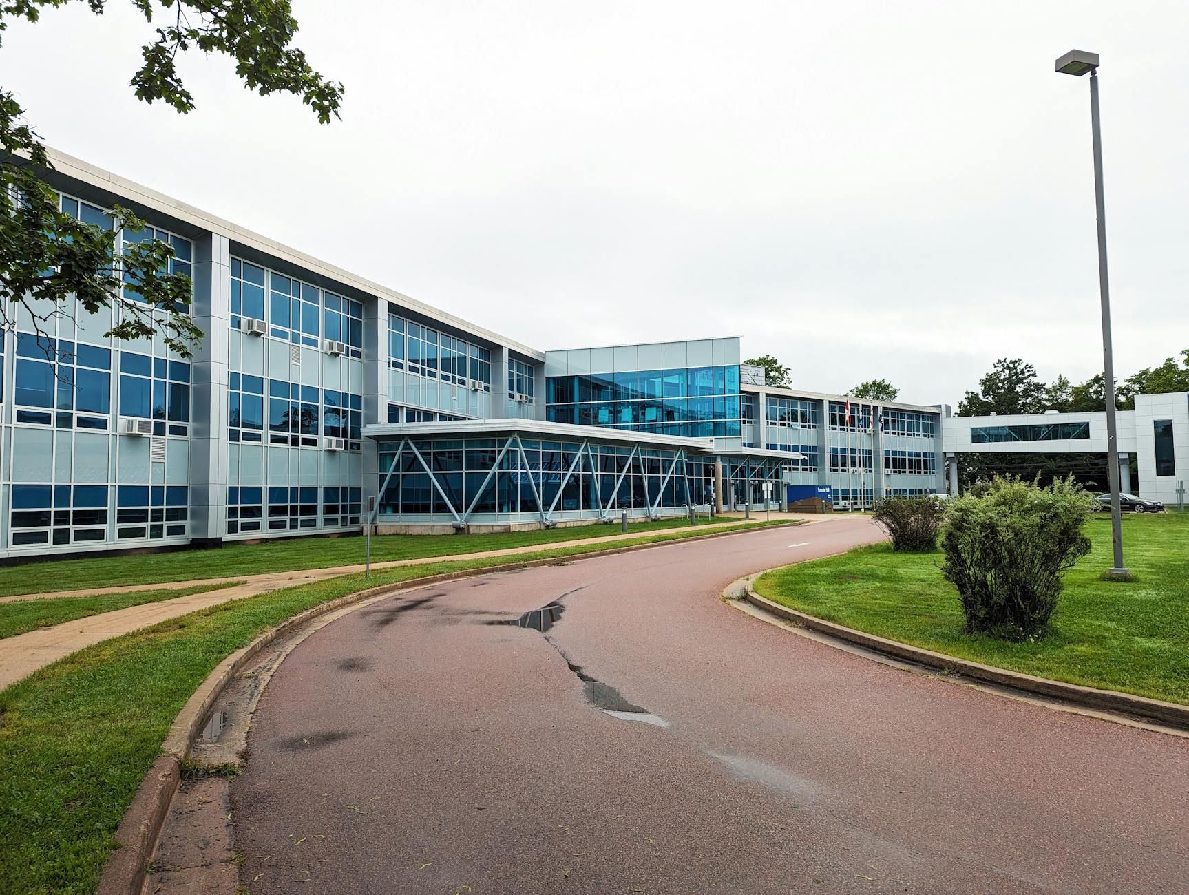 Grundschule am Park — Seitenansicht des Schulgebäudes