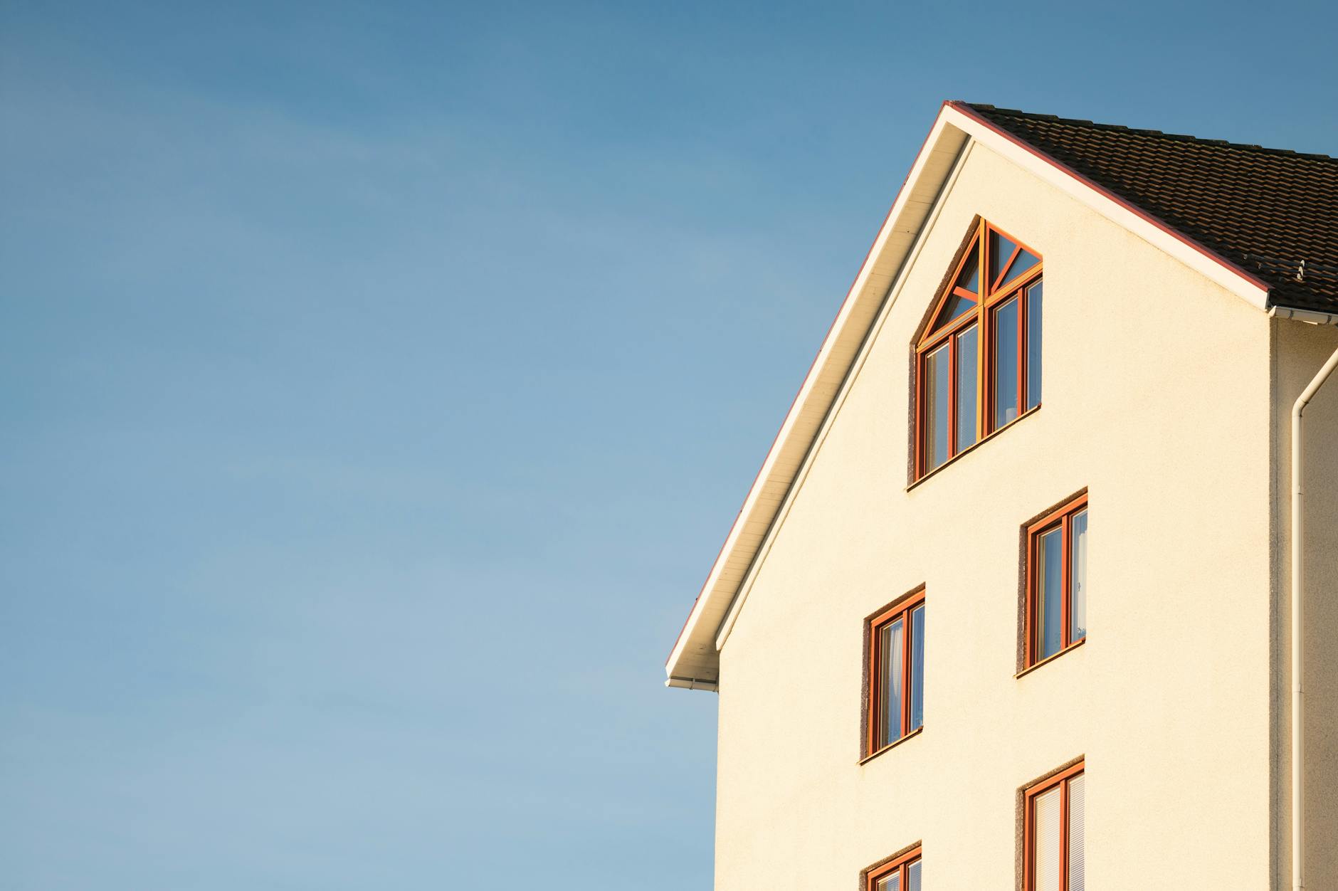 Haus am See — zurückhaltende Fassade mit reduzierter Fensterfläche