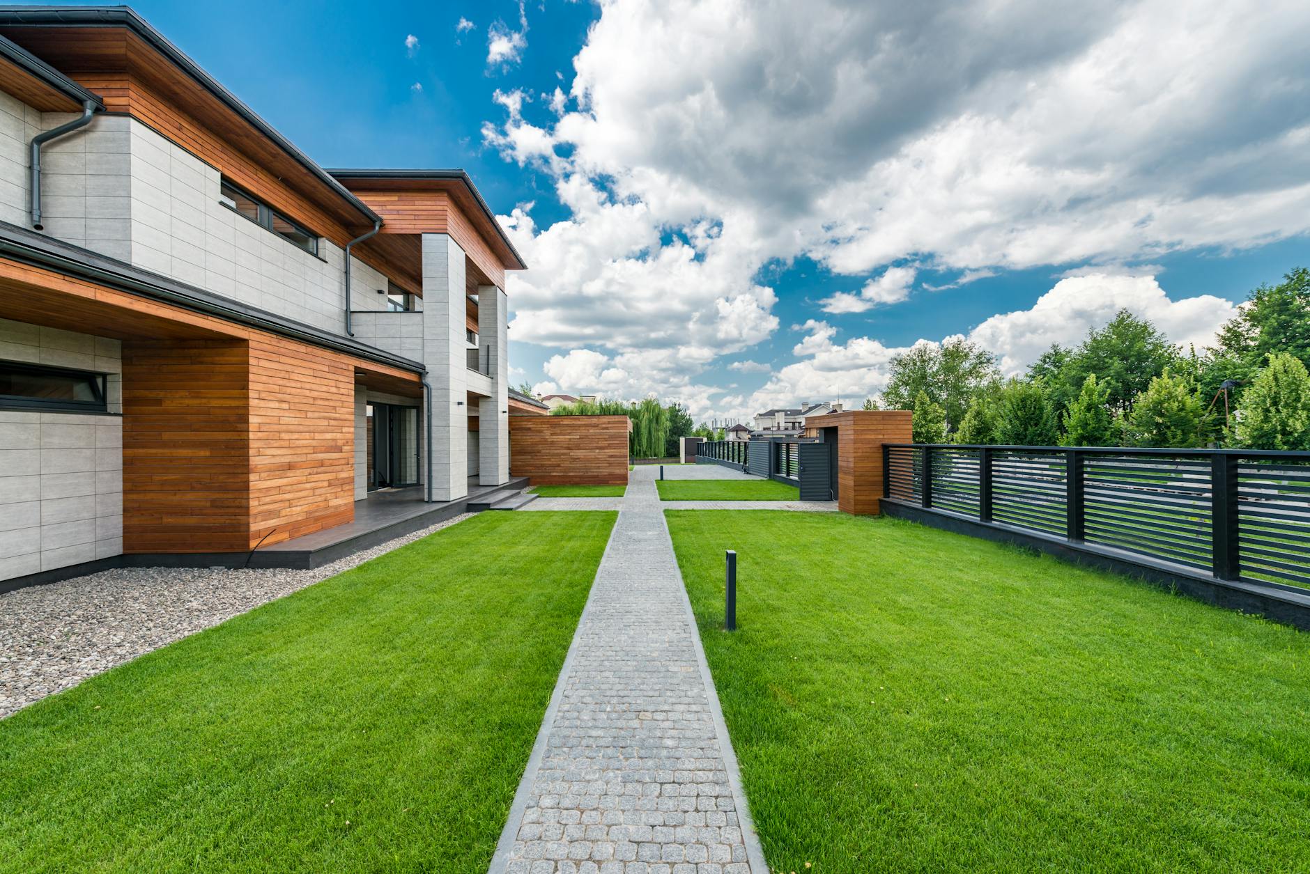 Haus am See — Gartenbereich mit erhaltenem Baumbestand