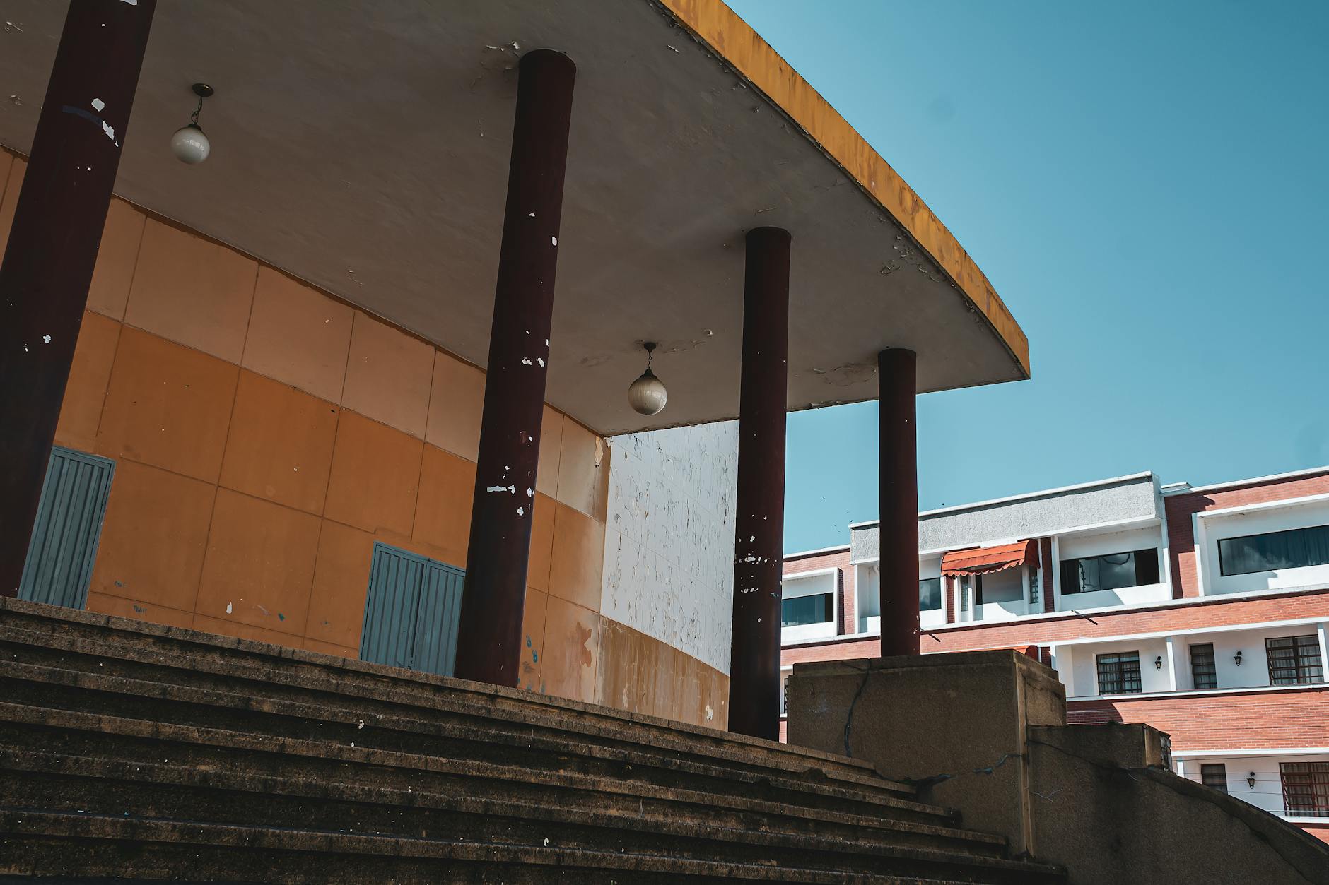 Überdachter Vorplatz an der Ausfahrt