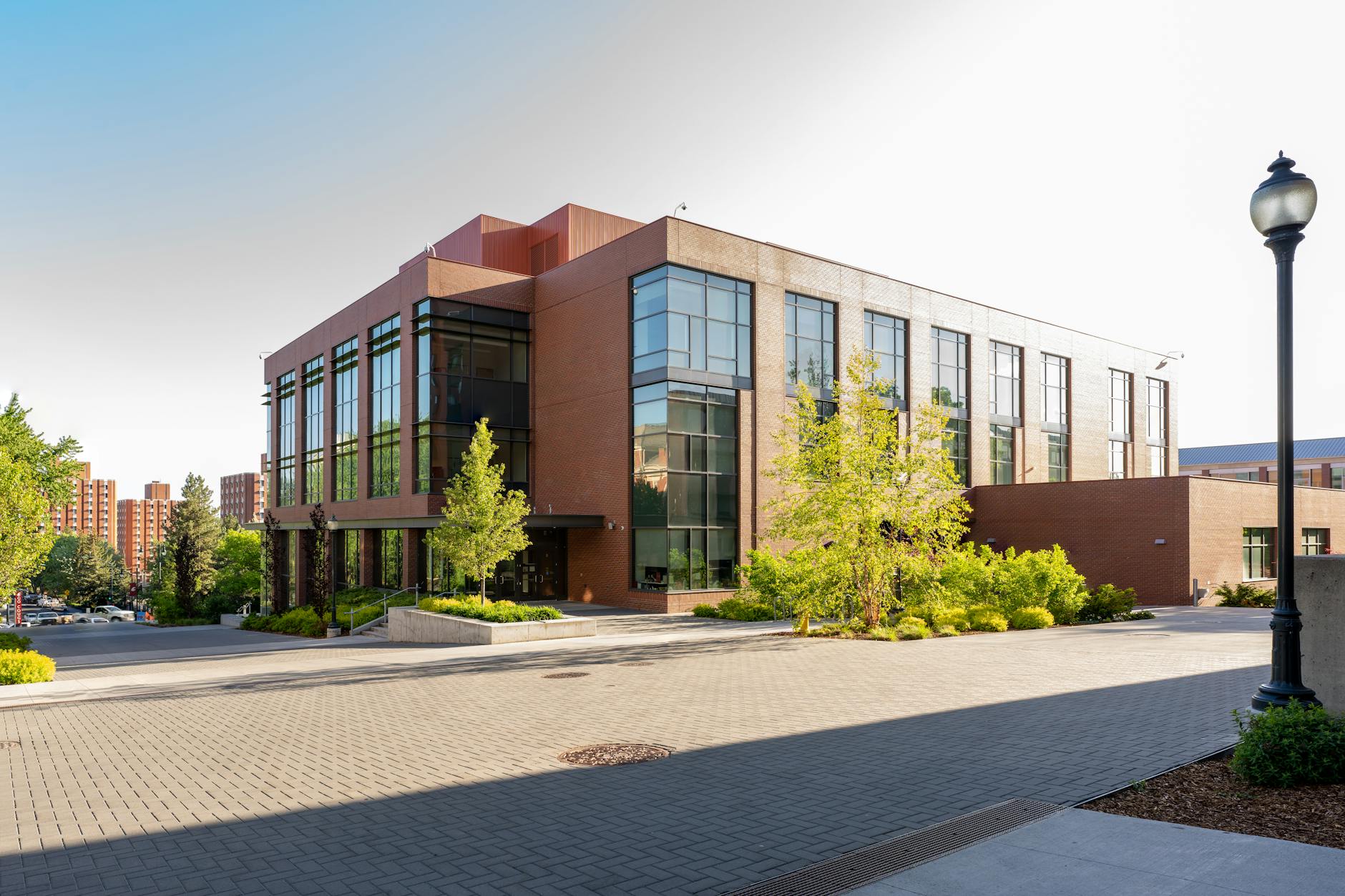 Nachbargebäude auf dem Campus mit Ziegel- und Glasfassade