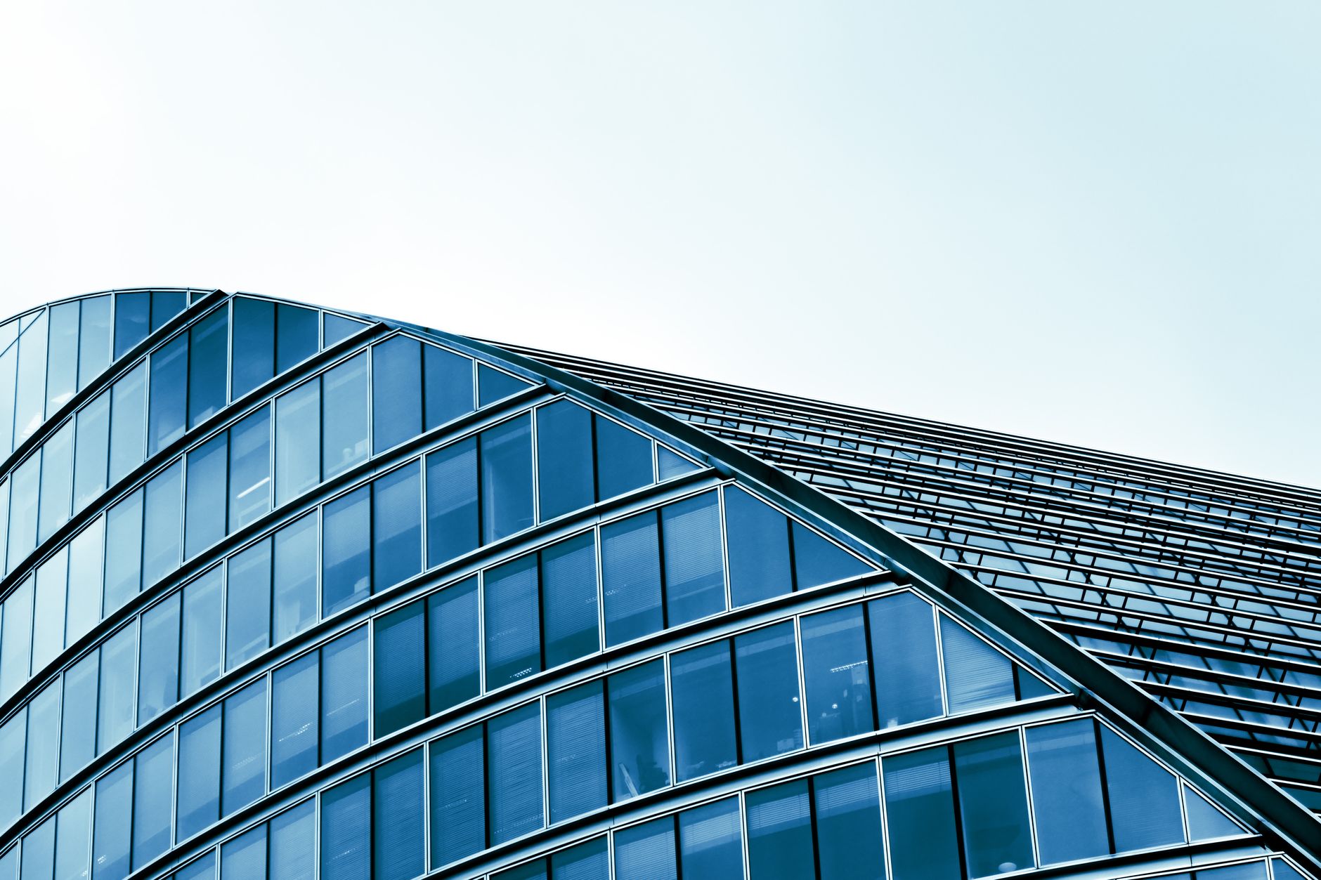 Fassadendetail des neuen Bettenhauses, gebogene Glasfront