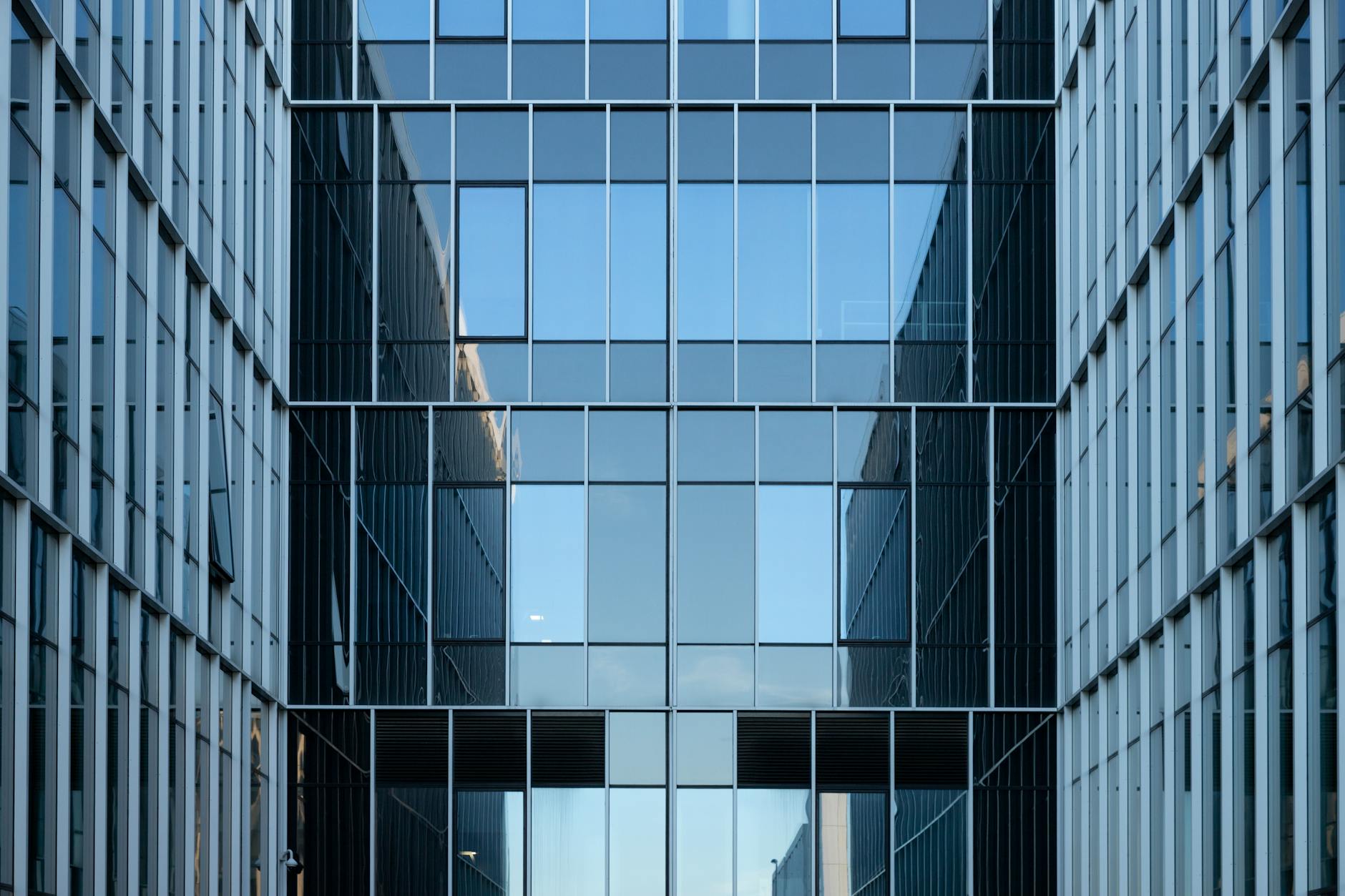 Verbindungsbau zwischen Bestand und Erweiterung, Glasfuge