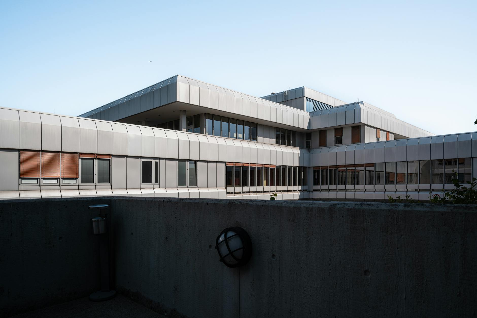 Logistikzentrum Neckartal — Ansicht der Hallenfassade mit metallischer Fassadenstruktur