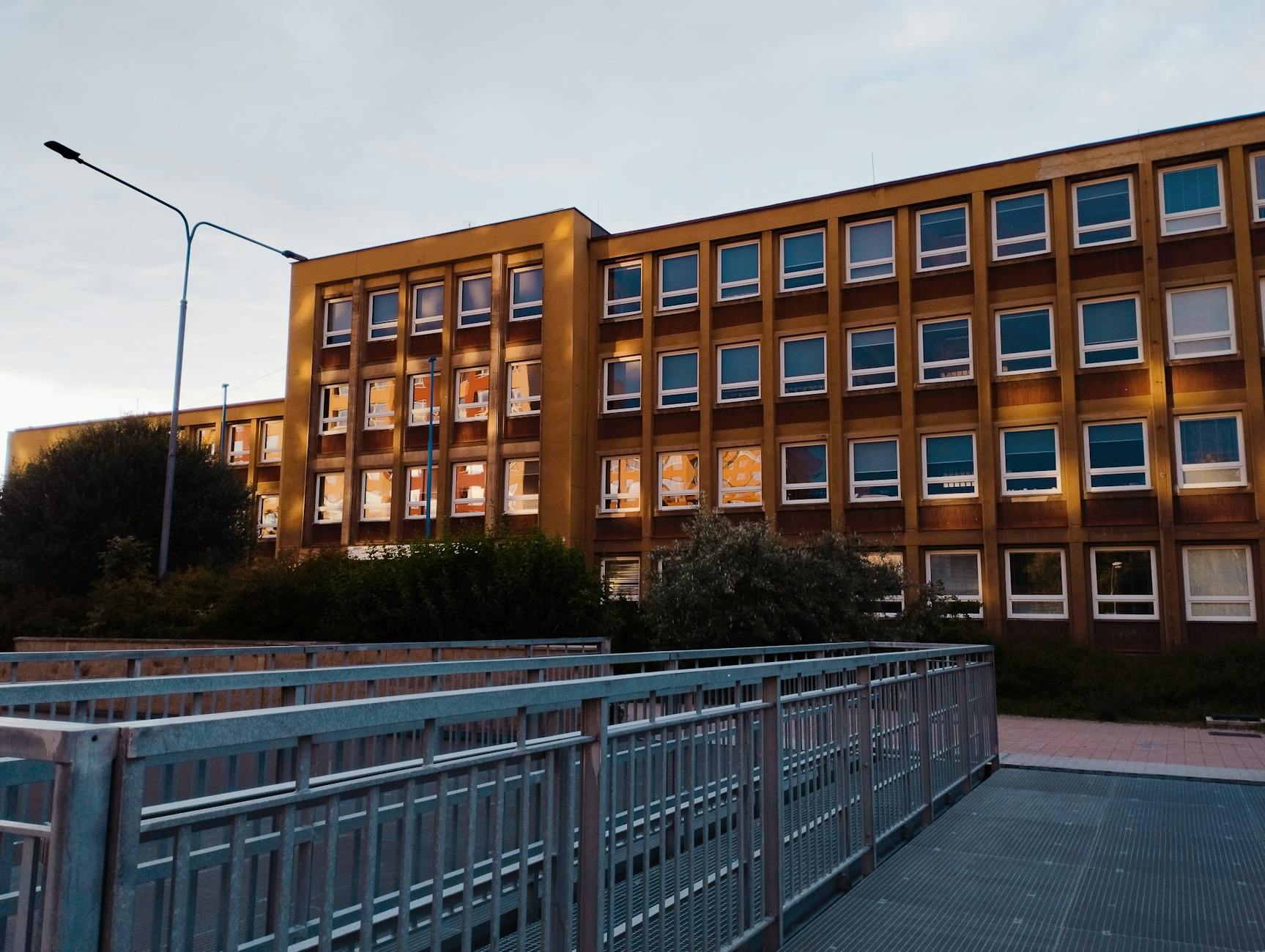 Schulzentrum-Sanierung — Bestandsgebäude vor Sanierung, Abendlicht