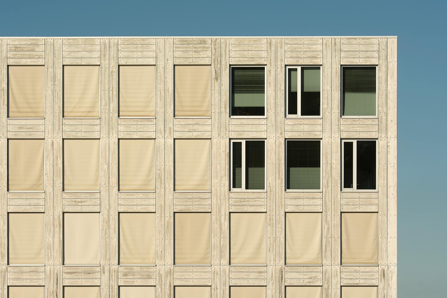 Holzhybrid-Fassade mit textilen Sonnenschutz-Screens