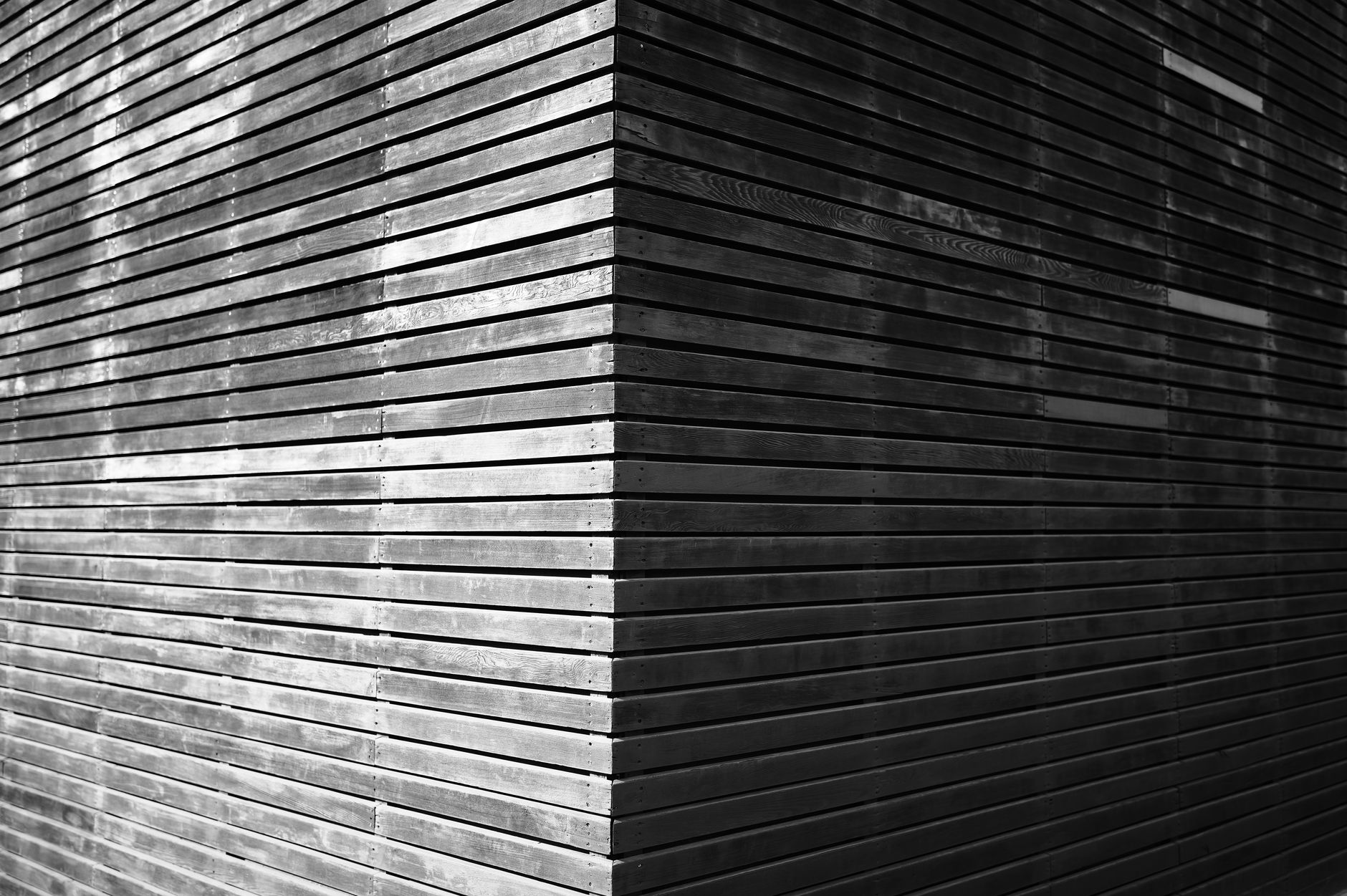 Materialdetail Holzfassade an der Gebäudeecke